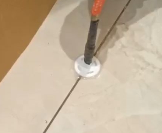 阆中瓷砖空鼓维修公司专业解答瓷砖在铺贴过程中，如果没有涂抹均匀到位的粘结材料（如水泥砂浆或瓷砖胶），可能会导致以下问题