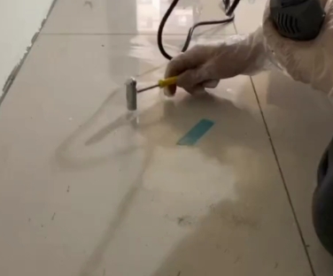 阆中瓷砖开裂维修公司专业分享瓷砖在铺贴前如果没有沥干水分，将会导致以下问题